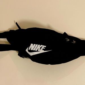 SOLD….Nike Adjustable Pouch Brand New